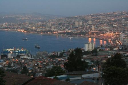 Blick ber Valparaiso am Abend